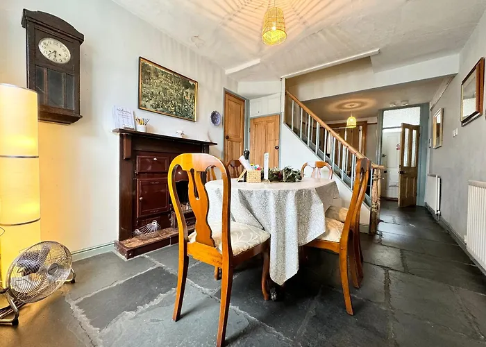 The Old Locksmith Cottage, 3 - Bed, Sleeps 6, Pets Welcome
