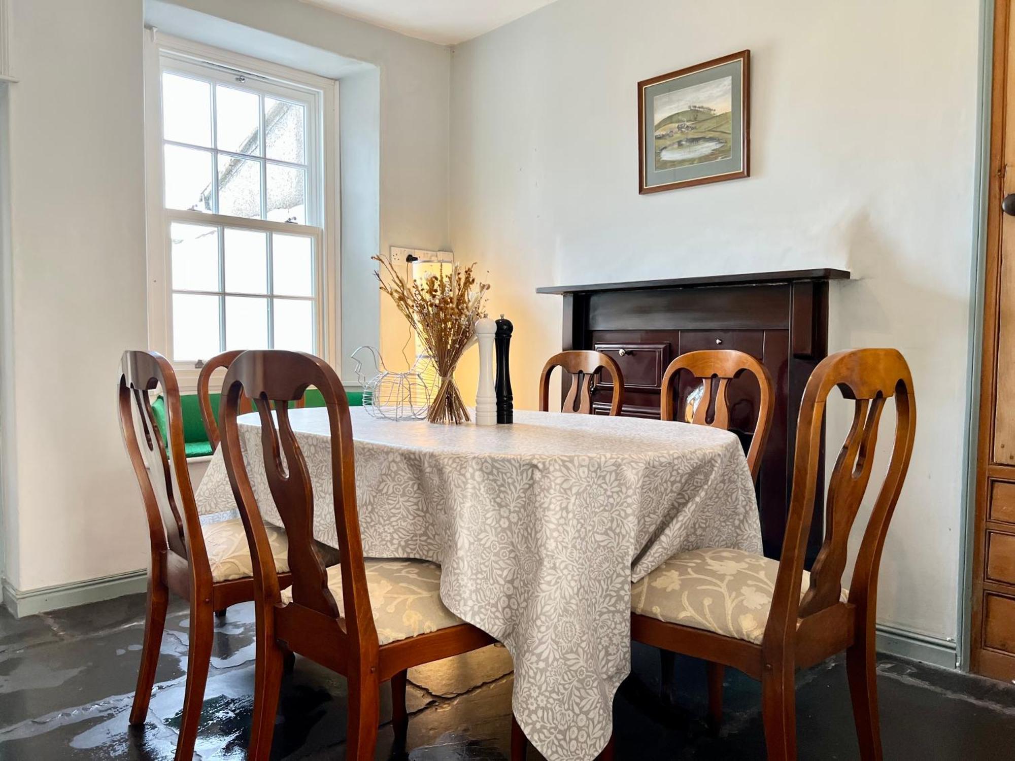 The Old Locksmith Cottage, 3 - Bed, Sleeps 6, Pets Welcome Ulverston