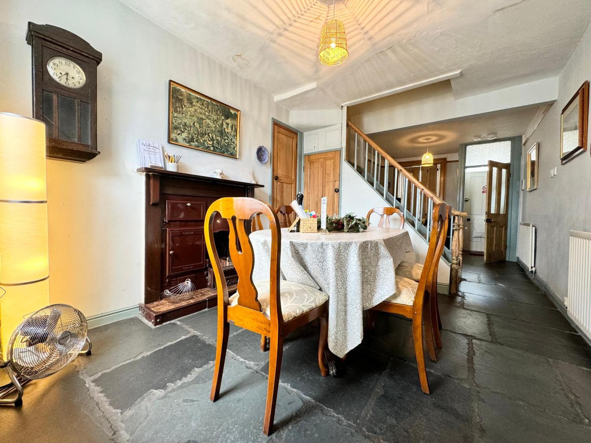 The Old Locksmith Cottage, 3 - Bed, Sleeps 6, Pets Welcome Ulverston